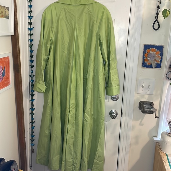 Bright green rain trenchcoat - Picture 2 of 4